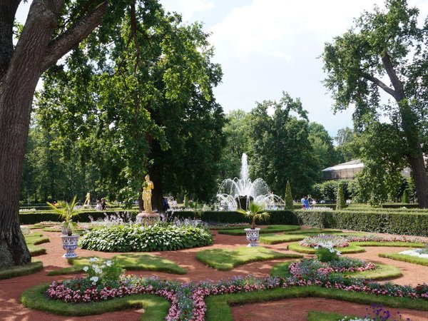 В Петергоф по воде: экскурсия по Нижнему парку, Екатерининскому корпусу и гротам
