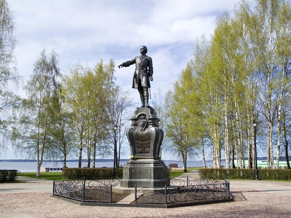 Петрозаводск — от памятника основателю до тайги