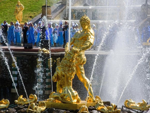 К фонтанам Петергофа — на комфортабельном автомобиле с личным гидом - фото 1