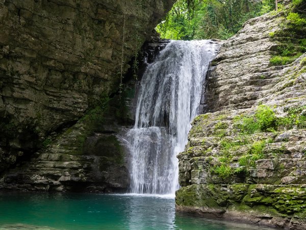 Из Сухума в Кодорское ущелье — к водопадам, тропам и скалам