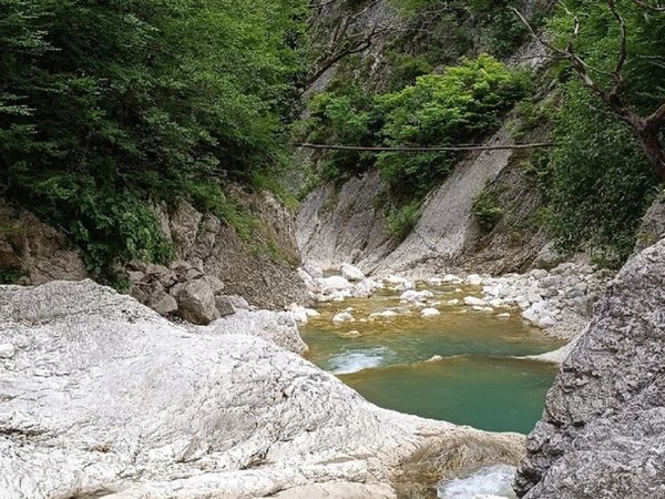 Из Сухума в Кодорское ущелье — к водопадам, тропам и скалам - фото 1