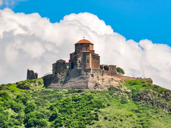 Древние церкви, город в скалах и грузинская кухня