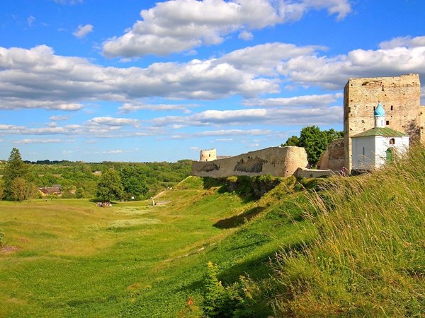 Семейная экскурсия «Средневековые крепости и современные страусы»