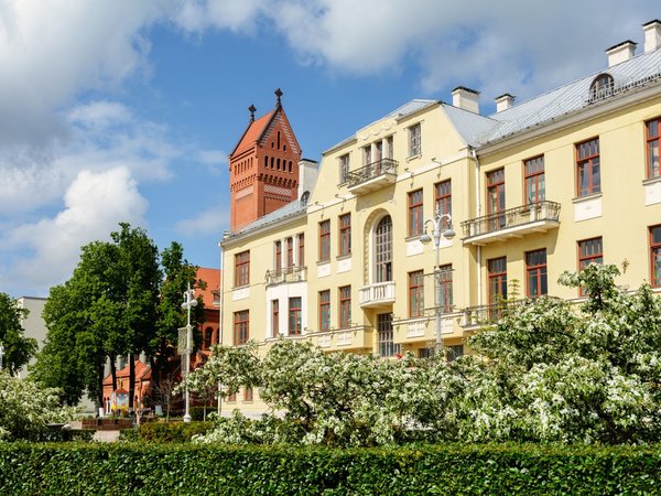 По Минску — на электромобиле с панорамной крышей - фото 1