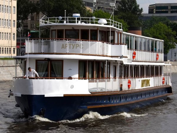 По центру Москвы на теплоходе «Артурс» с ужином и живой музыкой - фото 2