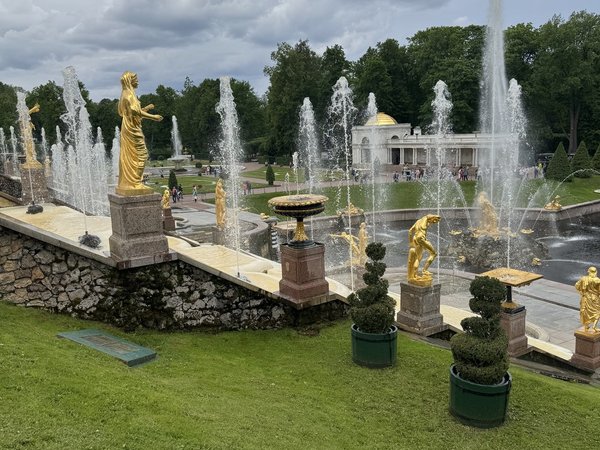 Петергоф и Ораниенбаум: дворцы и парки императорской России - фото 1