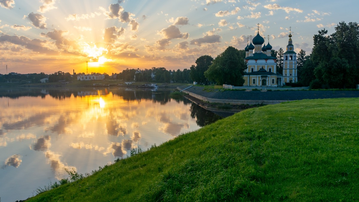 Углич в лучах закатного солнца - фото 1