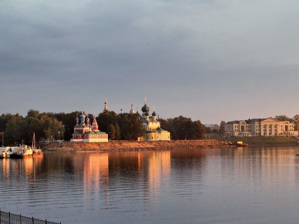 Углич в лучах закатного солнца - фото 3