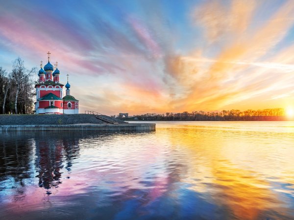 Углич в лучах закатного солнца