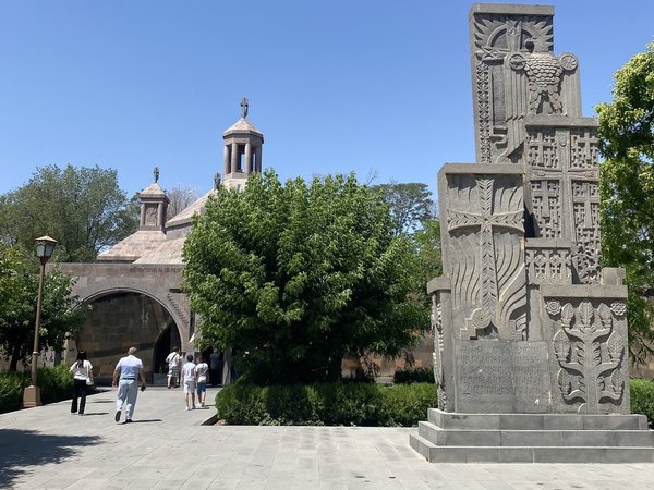 Эчмиадзин за 2 часа: пешая экскурсия по религиозной столице - фото 1