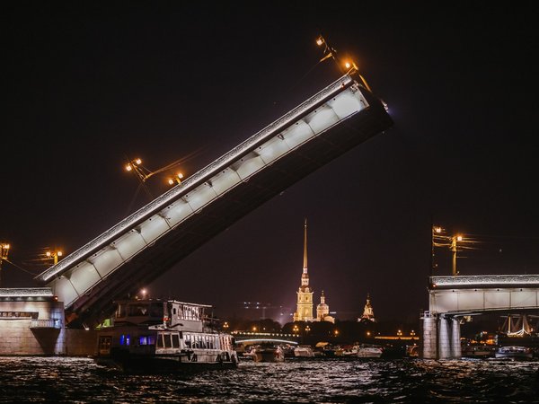 Мосты повисли над Невой: прогулка на теплоходе на развод мостов