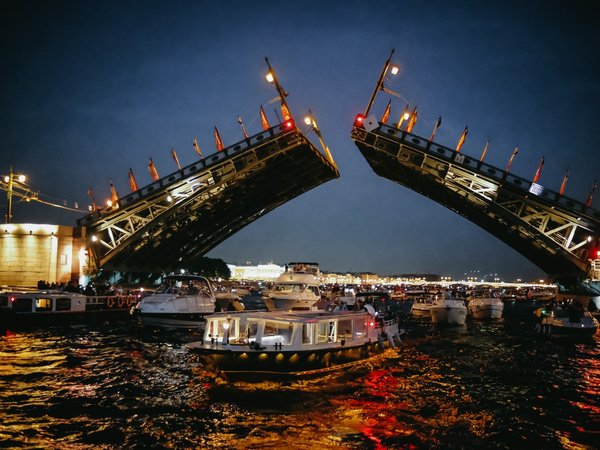 Развод мостов: главная ночная классика Петербурга