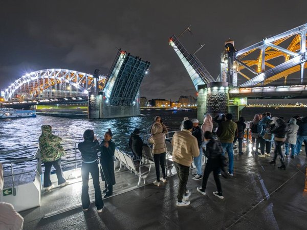 Восемь разводных мостов Петербурга — на катамаране - фото 2