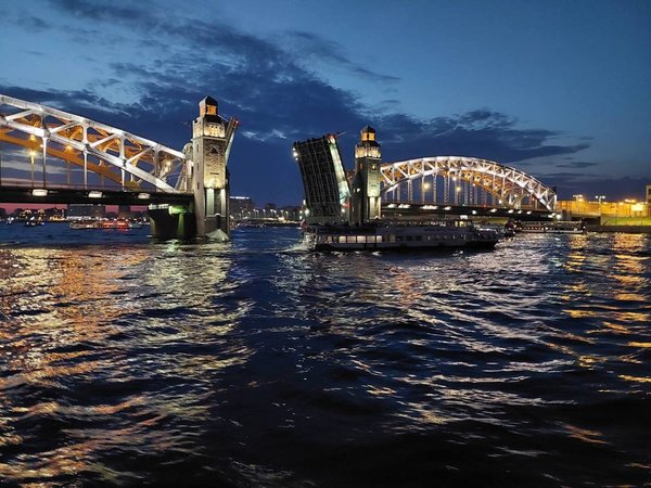 Восемь разводных мостов Петербурга — на катамаране