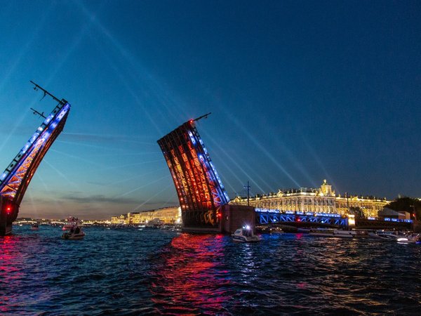 Вечерний вояж: развод Дворцового моста на теплоходе - фото 1