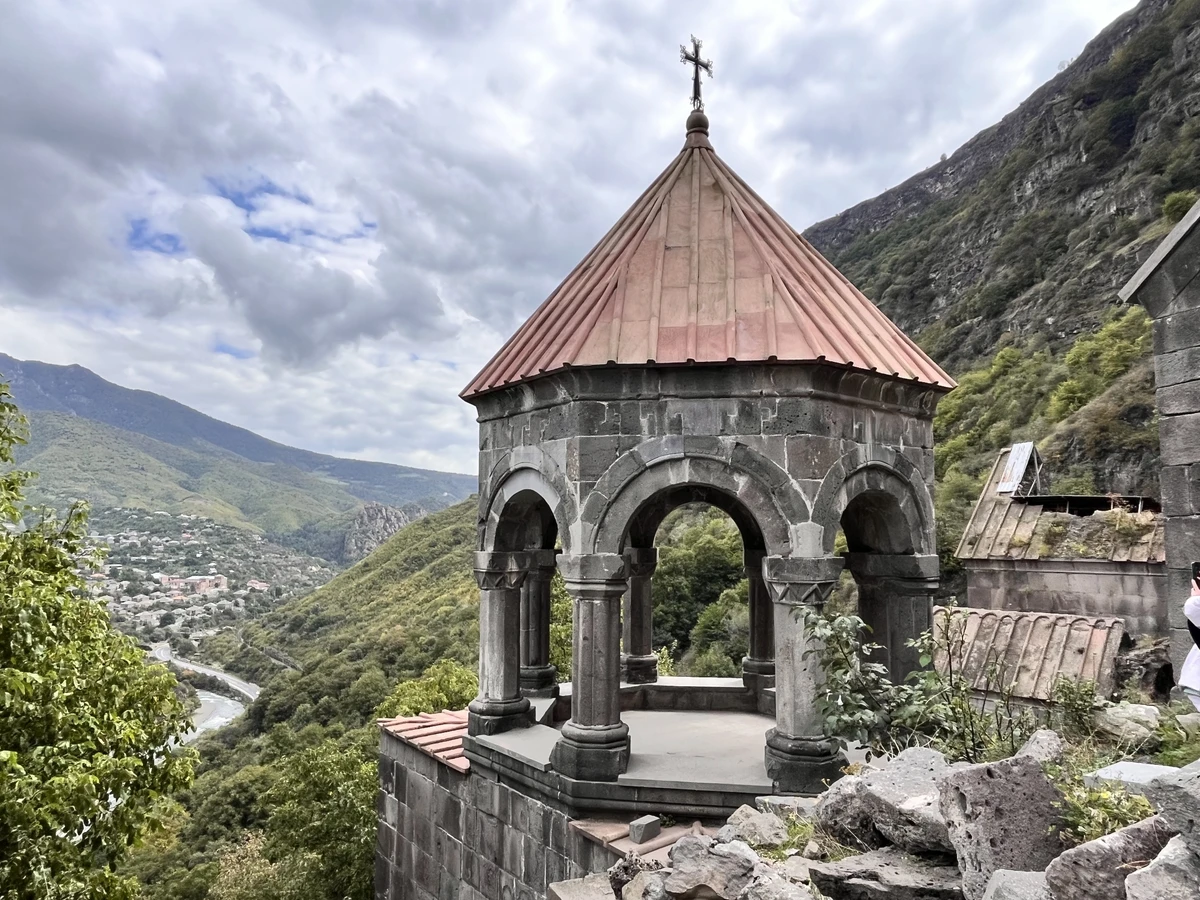 Волшебный Лори: горы, пещеры и старинные монастыри