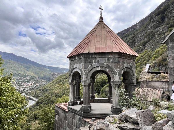 Волшебный Лори: горы, пещеры и старинные монастыри
