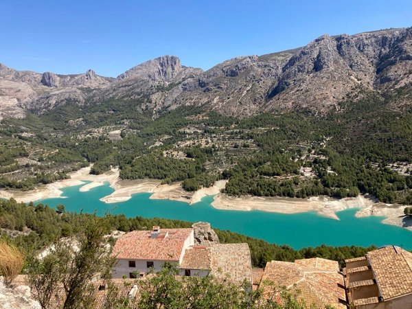 Замок Гуадалест и водопады Альгар: из Бенидорма — в сердце Коста-Бланки