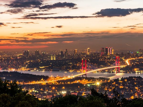 По вечернему Босфору на круизном лайнере
