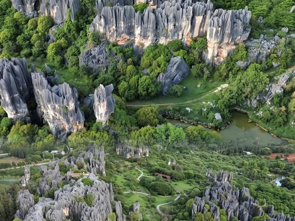 Куньмин за один день: каменный лес, этнические танцы и сувенир в технике тай-дай