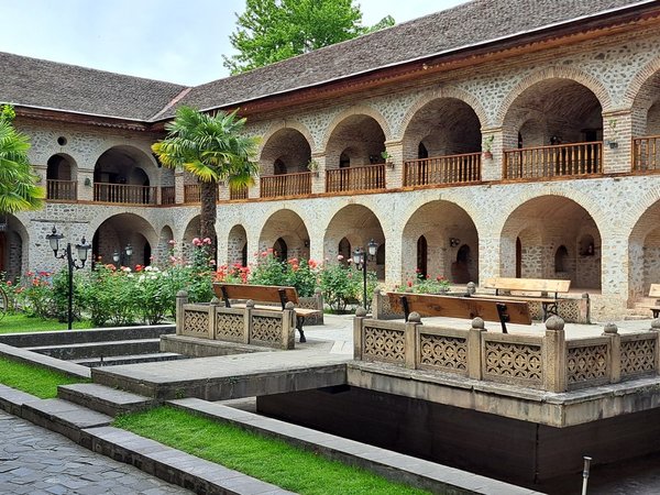 Путешествие в Шеки из Баку — на родину саков и резных витражей