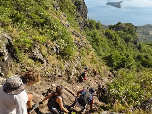 Хайкинг из Порт-Луи на вершину Ле-Морн-Брабант с видом на подводный водопад - фото 3
