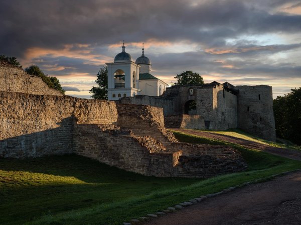 Туда, где оживает история: Псков, Пушкинские Горы, Печоры и Изборск - фото 1