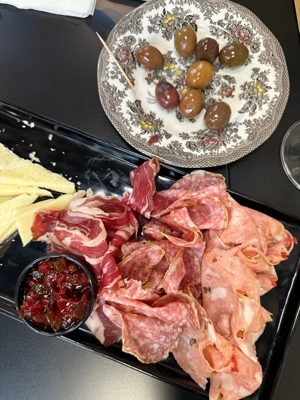 Вкус Афин: сыры, оливки, пироги и вино