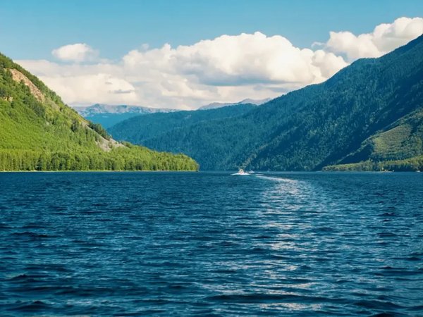 Телецкое озеро: прогулка на катере к водопадам - фото 1