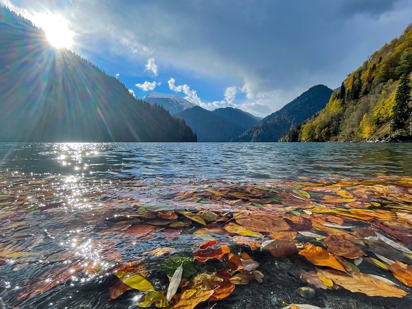 Из Гагры на озеро Рица: туда, где горы отражаются в воде - фото 1