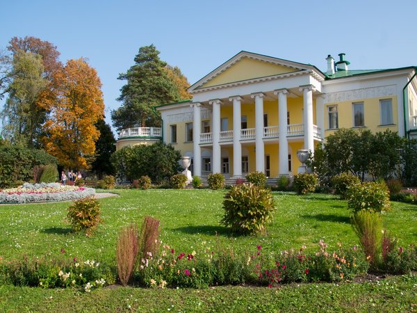 Горки Ленинские: 4 женщины из 5 эпох - фото 2