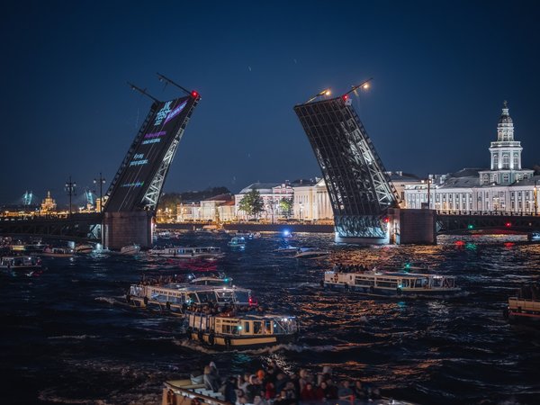 На теплоходе — вдоль разведённых мостов и парадных набережных Санкт-Петербурга