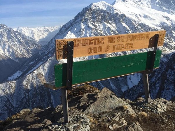 Лавочка над пропастью и наскальная крепость в Урсдоне - фото 3