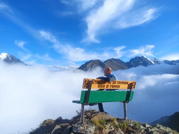 Лавочка над пропастью и наскальная крепость в Урсдоне - фото 1
