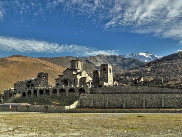 Лавочка над пропастью и наскальная крепость в Урсдоне - фото 2