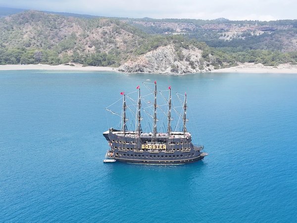 Групповая прогулка на пиратской яхте по Средиземному морю - фото 1