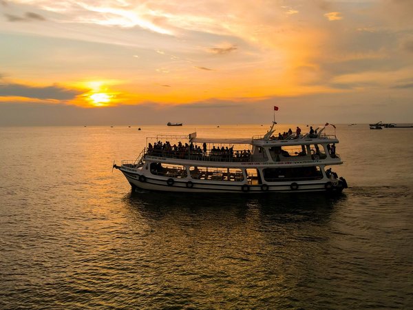 Ночная рыбалка на кальмаров и закат на море