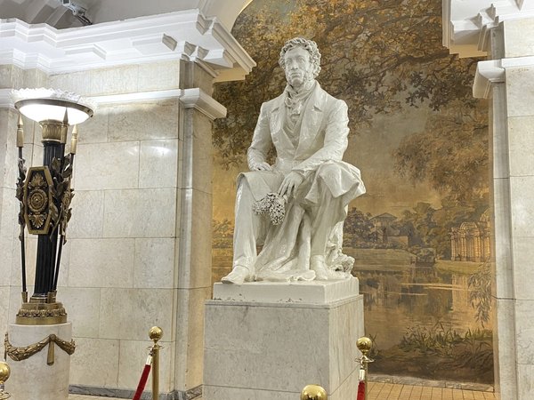 Петербургская подземка: путешествие по станциям и истории - фото 3