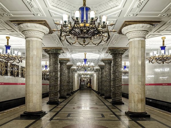 Петербургская подземка: путешествие по станциям и истории