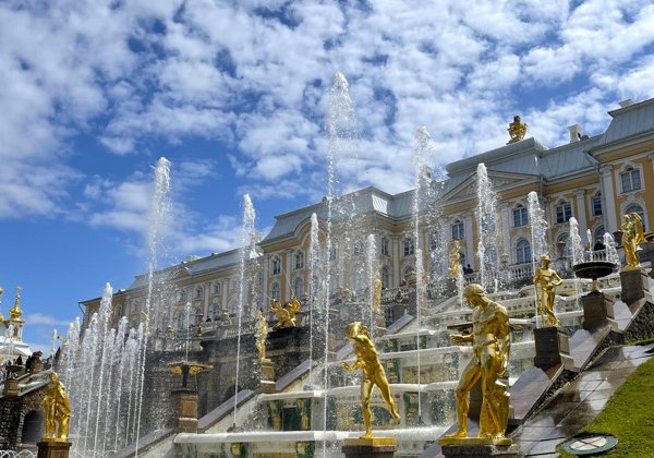 В Петергоф к искрящимся фонтанам на комфортабельном автомобиле