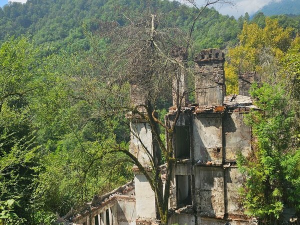Джипинг по городам-призракам и водопадам Восточной Абхазии из Сухума