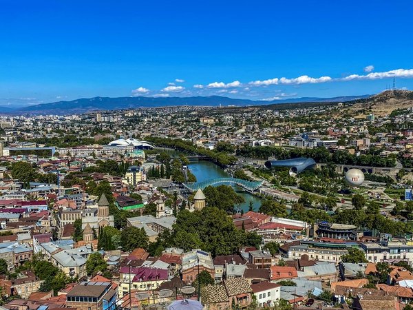 В лабиринтах Тбилиси: от мощёных улочек до канатной дороги - фото 1