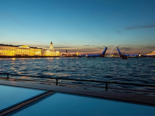 От Медного всадника до развода мостов — ночная прогулка на теплоходе - фото 1