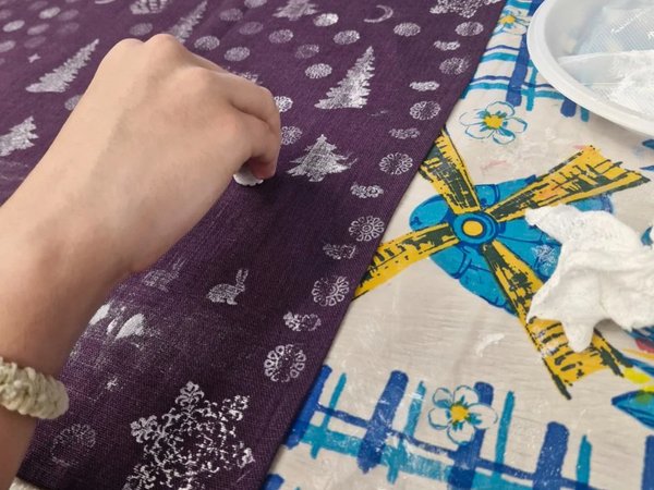 «Бей, красок не жалей»: мастер-класс по набойке на ткани в Нижнем Новгороде - фото 3