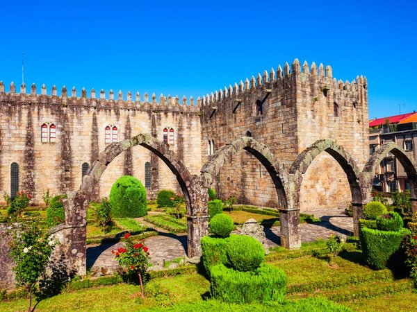 Яркие эмблемы Португалии: из Порту — в Брагу и Гимарайнш - фото 4