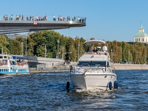 По Москве-реке — на английской яхте Fairline Phantom 40 - фото 2