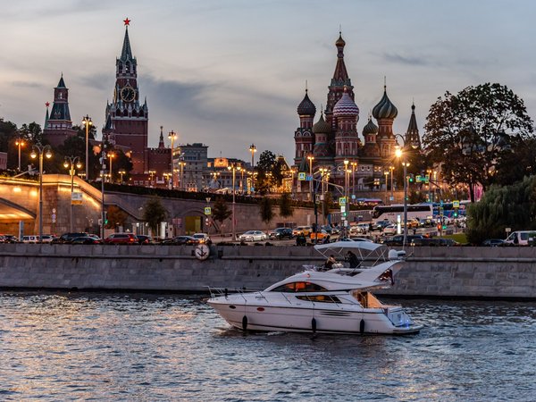 По Москве-реке — на английской яхте Fairline Phantom 40