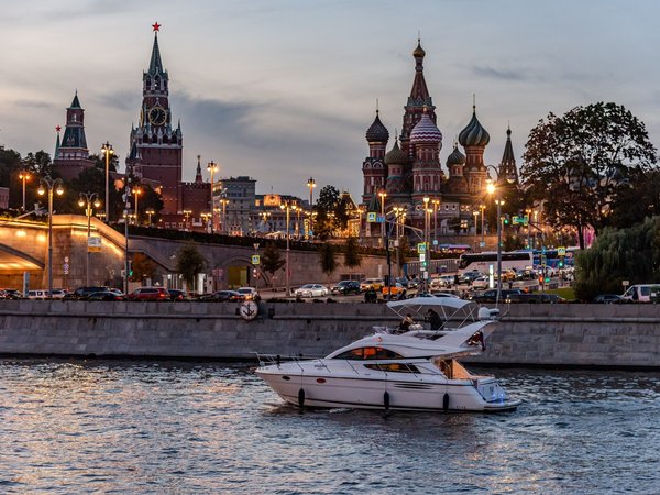 По Москве-реке — на английской яхте Fairline Phantom 40 - фото 1