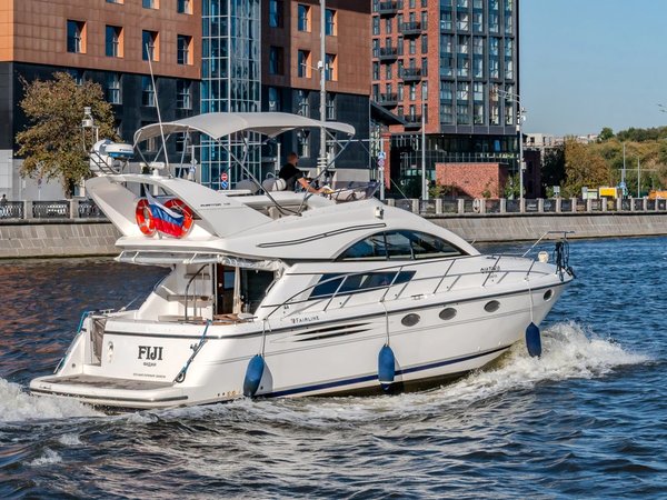 По Москве-реке — на английской яхте Fairline Phantom 40 - фото 3