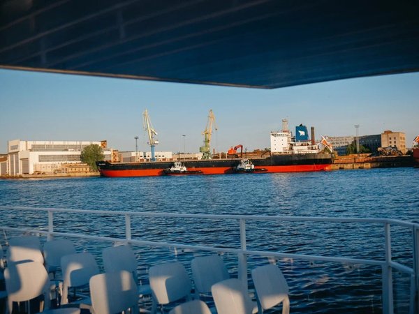 Речной трансфер из Севкабель Порта в центр Санкт-Петербурга или наоборот